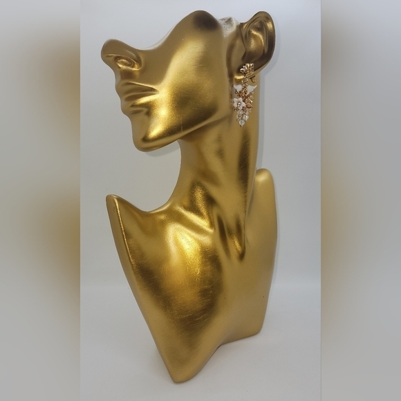 WHITE & gold colored floral drop earrings - Picture 2 of 2